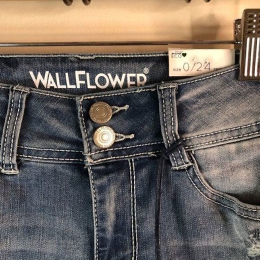 Wallflower Flirty Curvy Destroyed Bermuda Jean Shorts 0/24 NWT - Picture 4 of 8